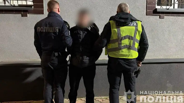 Egy 20 éves férfi életveszélyes sérüléseket okozott egy idős falubelijének Csepében. A rendőrök gyorsan elfogták, a bűncselekmény gyilkossági kísérletnek minősül. Fotó: Nemzeti Rendőrség