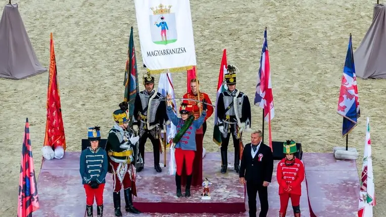 A győztes magyarkanizsai Rozs Anna Júlia, a második helyezett Rigó Loretta, Tahitótfalu és Csiki Laura, Szentkirály versenyzője a Nemzeti Vágta döntőjének eredményhirdetésén a Szilvásváradi Lipicai Lovasközpontban 2025. október 5-én. MTI/Czeglédi Zsolt