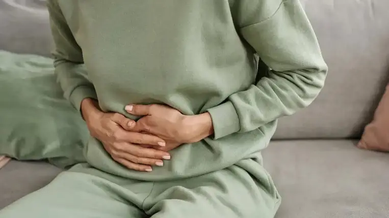 Ha evés közben beszélsz, felpuffadhatsz. 7 rejtett dolog, ami puffadást okoz 