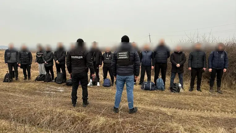 A Beregszászi járásban található Hunyadi közelében 16 katonaköteles férfit és két embercsempészt tartóztattak le. Fotó: Ukrán Állami Határőrszolgálat