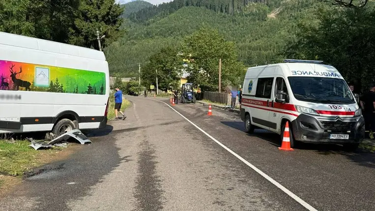 A Verhnyij Bisztrij közelében történt közúti balesetben egy Fiat Doblo és egy Renault Master ütközött össze. A balesetben egy idős férfi életét vesztette. Fotó: Ukrán Nemzeti Rendőrség