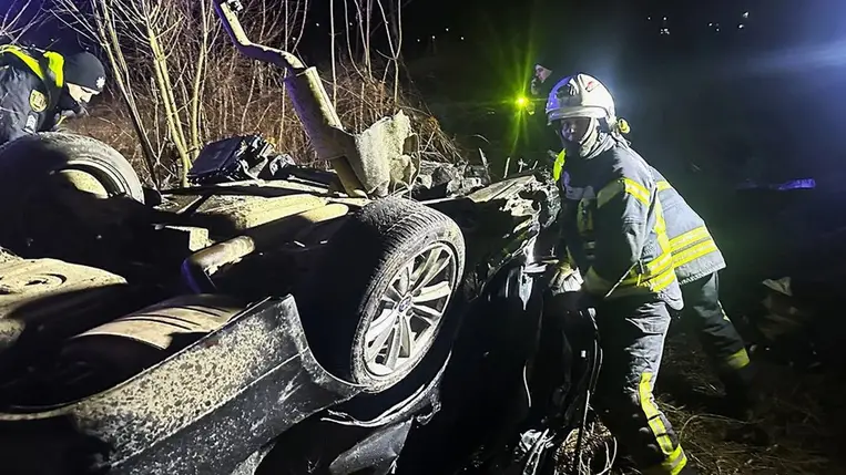 A Huszt közelében történt közlekedési baleset következtében két ember életét vesztette, egy harmadik személy pedig súlyosan megsérült. Fotó: DSZNSZ/Facebook