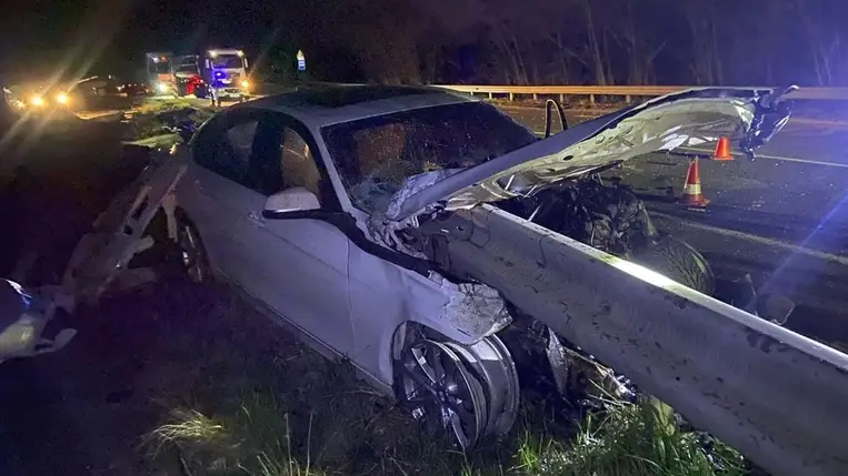 Kárpátalján, Mélyút településen halálos balesetet szenvedett egy 18 éves fiú, aki BMW-vel ütközött védőkorlátnak. A rendőrség vizsgálja az esetet. Fotó: Nemzeti Rendőrség