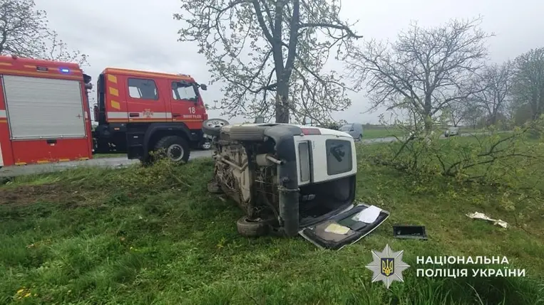 Egy 25 éves férfi életét vesztette, amikor mikrobusza fának csapódott Kárpátalján, a Beregszászi járásban. A rendőrség büntetőeljárást indított. Fotó: Nemzeti Rendőrség