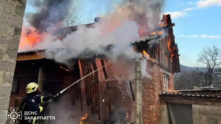 Egy 74 éves nő életét vesztette egy lakóházban keletkezett tűz következtében a Huszti járásban található Monasztirec faluban.  Fotó: DSZNSZ