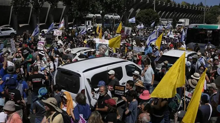  A Hamász palesztin iszlamista szervezet által fogva tartott izraeli túszok kiszabadítását és a Gázai övezeti háború lezárásához vezető megállapodás megkötését követelő tüntetők (Fotó: MTI/AP/Mahmoud Illean)