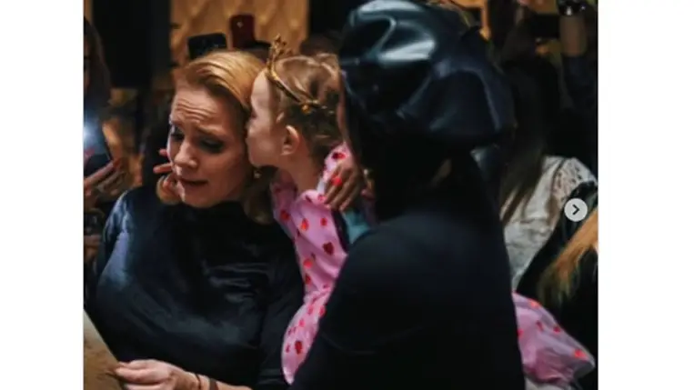 Tóth Gabi lánya így nyomott puszit Tóth Vera arcára: Hanni tiszta Aranyhaj