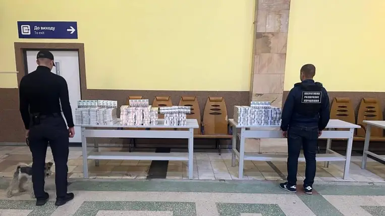 A Csap–Bécs vonaton három kárpátaljai nő bőröndjeiben 1772 csomag adójegy nélküli cigarettát találtak a határőrök. Az ügyben eljárás indult. Fotó: DPSZU