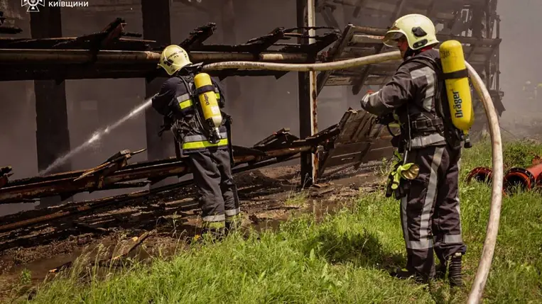Hatalmas tűz ütött ki egy ukrán hőerőműben, fekete füst és többméteres lángok borították be a környéket.Fotó: Rendkívüli helyzetek állami szolgálata/Facebook.com