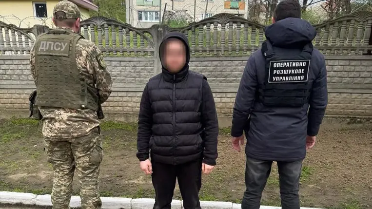 A szögesdrót állította meg a szlovák határ felé szökni próbáló férfit – a határőrök segítettek kiszabadulni. Fotó: Ukrán Állami Határőrszolgálat Nyugati Regionális Igazgatósága /Facebook