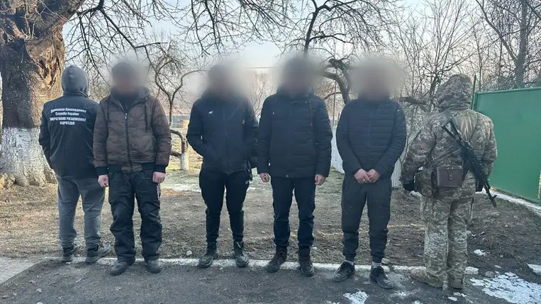Kárpátalján a határőrök elfogtak 3 határsértőt és 19 éves segítőjüket. Fotó: Ukrán Állami Határőrszolgálat