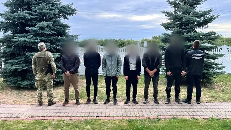 Határsértőket tartóztattak fel a magyar–ukrán határ közelében – Kárpátalja. Fotó: Ukrán Állami Határőrszolgálat