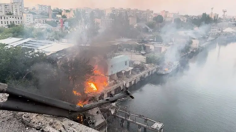 Herszon: támadás miatt: a megrongált hídon túl lakók evakuálását sürgetik / Fotó: Anadolu via AFP
