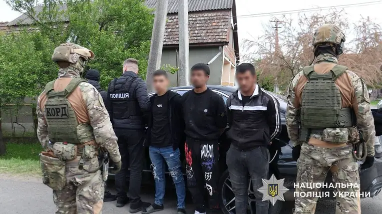 Hét embert tartóztattak le Kárpátalján katonakötelesek illegális határátléptetése miatt. Fotó: Ukrán Nemzeti Rendőrség