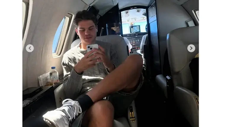 Hiába 22 éves az RTL sztárja, magángéppel jár