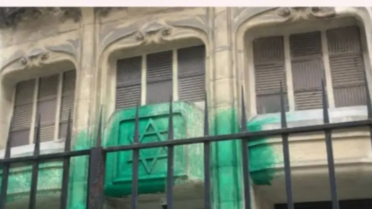 Holokauszt-emlékművet és zsinagógákat rongáltak meg Párizsban. Kiemelt kép forrása: X.com