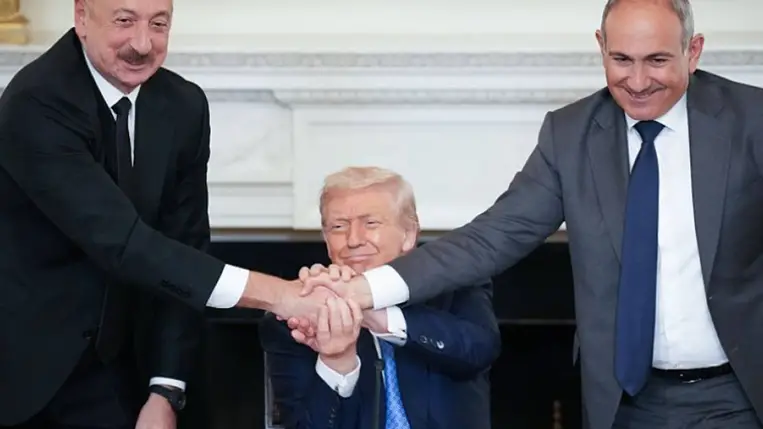 Ilham Alijev azeri (b), Donald Trump amerikai elnök (k) és Nikol Pasinyan örmény miniszterelnök a washingtoni Fehér Házban, 2025. augusztus 8-án (Fotó: Getty Images)