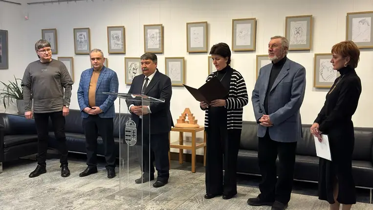 Ilku Marion-kiállítás Magyarország Ungvári Főkonzulátusán - Ismerős arcok a portré-karikatúrákon