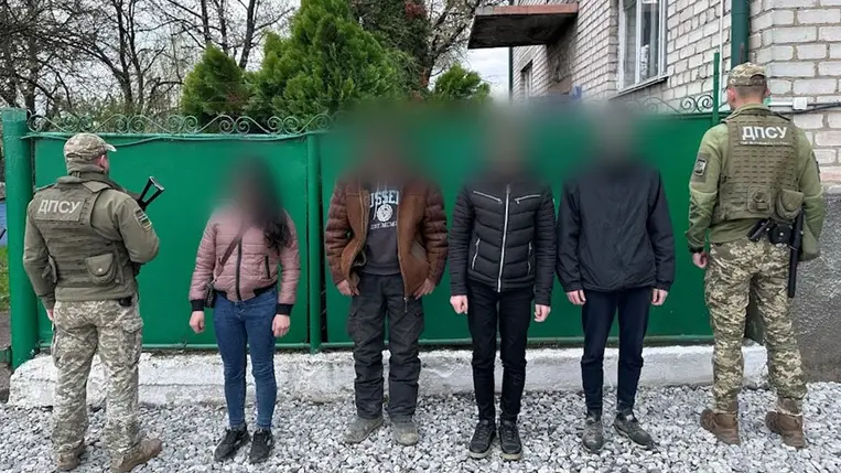 Öt személyt tartóztattak fel a Visk melletti határszakaszon. Az ügyben eljárás indult, a szervezőt őrizetbe vették. Fotó: Ukrán Állami Határőrszolgálat Nyugati Regionális Igazgatósága