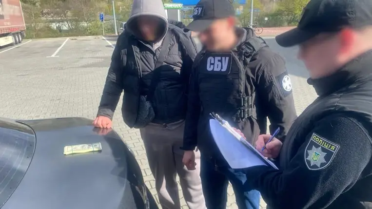 Kárpátalján tartóztatták le a 19 éves lemberg megyei férfit, aki 15 ezer dolláért szervezte  az illegális határátlépést. Fotó: Nemzeti Rendőrség