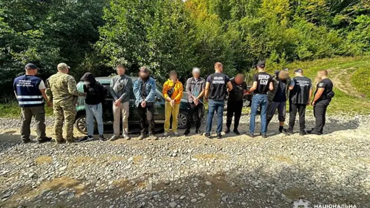 Két férfit őrizetbe vettek, akik katonaköteleseket akartak pénzért Romániába juttatni. Az ügyben a Técsői Járási Ügyészség folytat nyomozást. Fotó: Ukrán Nemzeti Rendőrség