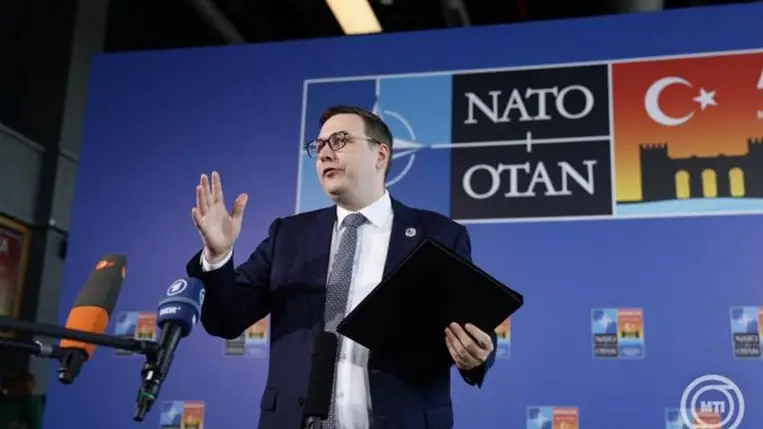 Jan Lipavsky cseh külügymininiszter a NATO nem hivatalos külügyminiszteri értekezletére érkezve nyilatkozik a törökországi Antalyában 2025. május 15-én. MTI/EPA/Erdem Sahin