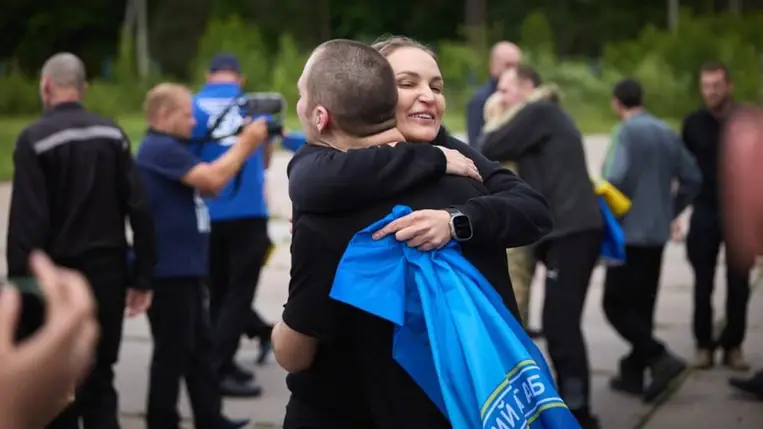 Június 12-én újabb hadifogoly-csere zajlott Ukrajna és Oroszország között. Súlyosan sebesült és beteg katonák, köztük Mariupol védői tértek haza. Fotó: Telegram/@V_Zelenskiy_official