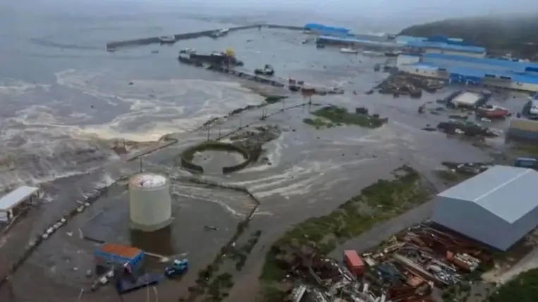  A Kamcsatka-félszigeten történt 8,7-es erősségű földrengést követõ szökõár Szevero-Kurilszk kikötõvárosban 2025. július 30-án (Fotó: MTI/EPA/Orosz Tudományos Akadémia Geofizikai Szolgálata)