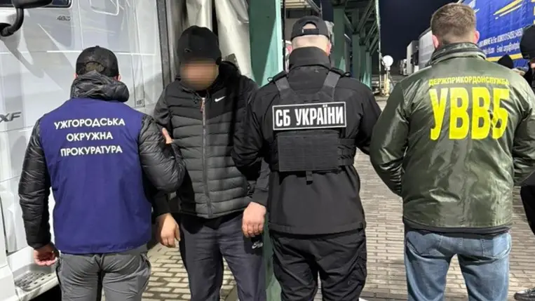 14 ezer dollár az illegális utazásért – határsértő a kamionos pihenőhelyén. Fotó: Ukrán Állami Határőrszolgálat (DPSZU)