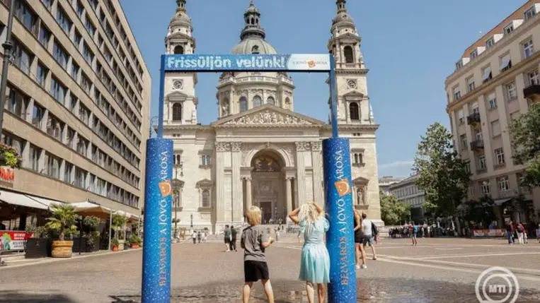 A kánikula miatt párakapu Budapesten a Szent István téren 2025. június 24-én. MTI/Kocsis Zoltán