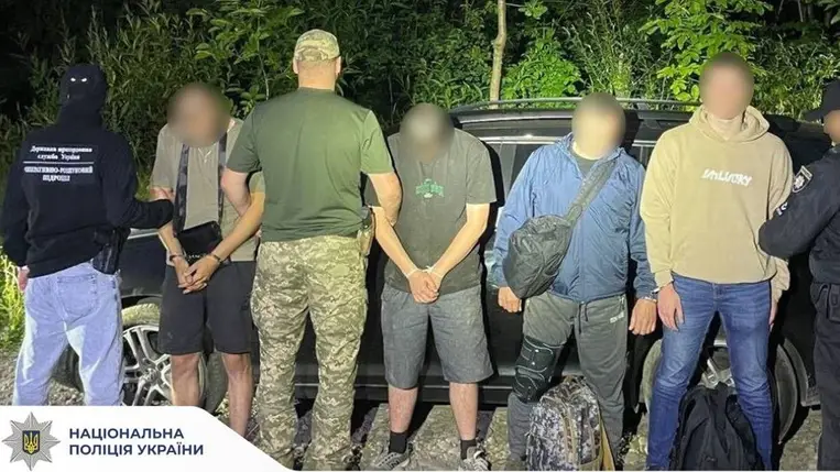 Kárpátaljai embercsempészek buktak le – 8500 dollárért csempészték volna ki a férfiakat. Fotó: Ukrán Nemzeti Rendőrség