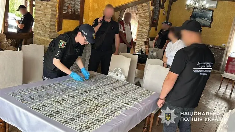A kárpátaljai rendőrség elfogott egy orvosnőt, aki hamis rokkantsági igazolásokat árult hadköteles férfiaknak. Fotó: Ukrán Nemzeti Rendőrség