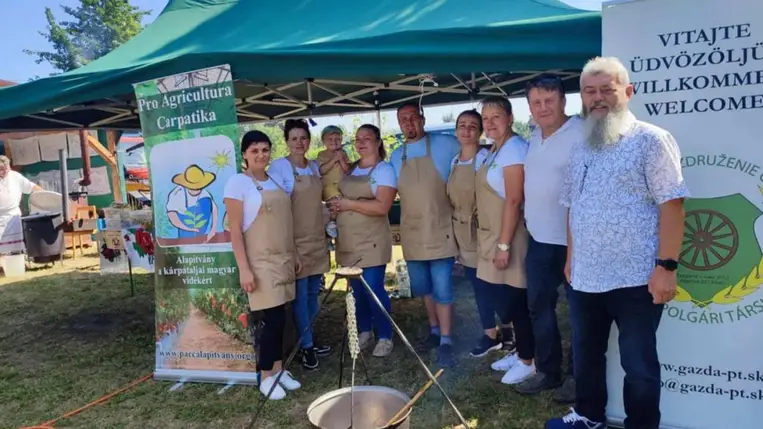 Kárpátaljai résztvevők a Felvidéken megrendezett kakaspörköltfőző versenyen - Ezüstérmes a Pro Agri gazdaasszony tagozatának csapata