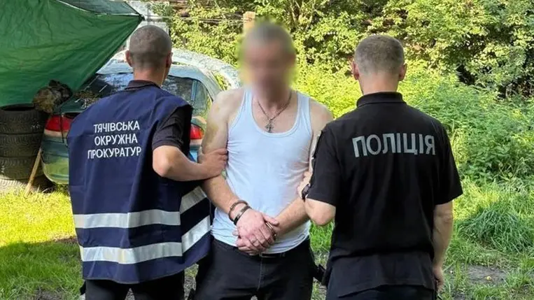 A kárpátaljai Nagybocskón letartóztattak egy 37 éves férfit, aki az Alfa-PVP pszichotróp anyagot terjesztette logisztikai cégeken keresztül. A rendőrség házkutatást tartott, a nyomozás folyamatban van. Fotó: Ukrán Nemzeti Rendőrség