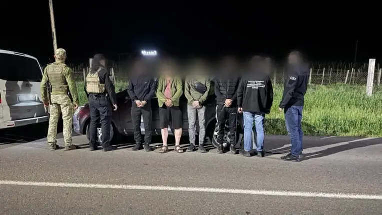 Kárpátalján három személyt őrizetbe vettek, akik katonaköteles férfiakat próbáltak illegálisan átcsempészni Magyarországra 25 ezer dollárért. Fotó: Ukrán Állami Határőrszolgálat Nyugati Regionális Igazgatósága/Facebook