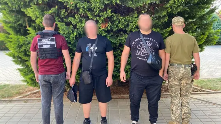 Kárpátalján a csapi határőrök a Tisza partján tartóztattak fel két ukrán férfit, akik illegálisan próbáltak Magyarországra jutni. Fotó: Ukrán Állami Határőszolgálat