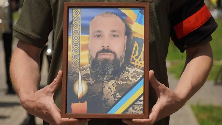 Katonai tiszteletadás mellett temették el Viktor Nabozsnijt Ungváron. Fotó: Ungvári Városi Tanács