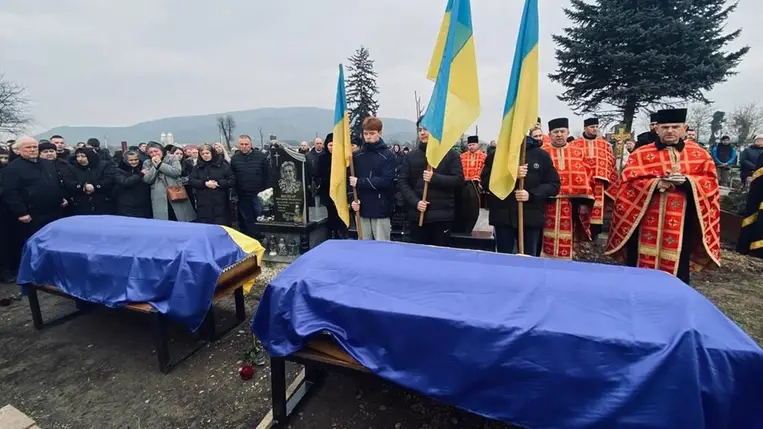 Nagyszőlősön végső búcsút vettek a háborúban elesett 26 éves Jurij Derceni és Szerhij Donov védőktől.  Fotó: Munkácsi Görögkatolikus Egyházmegye