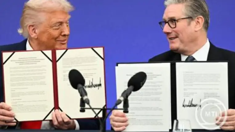 Keir Starmer brit miniszterelnök és Donald Trump amerikai elnök, miután egyetértési megállapodást írtak alá a brit kormányfők hivatalos vidéki rezidenciáján 2025. szeptember 18-án.MTI/EPA/Bloomberg pool/Chris J. Ratcliffe