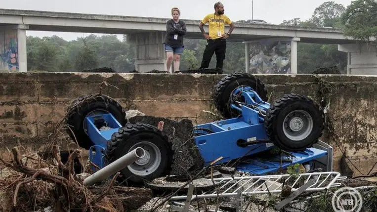 Kerrville, 2025. július 5. Elsodort jármű és hordalék a megáradt Guadalupe folyó partján a texasi Kerrville-ben .MTI/EPA/Dustin Safranek