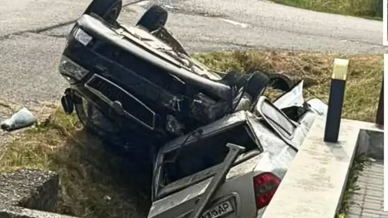 Két autó ütközött össze a Rahói járásban található Nagybocskó közelében. A balesetben három gyermek és két felnőtt megsérült, egyik jármű ráesett a másikra. Fotó: Kárpátaljai Mentőszolgálat