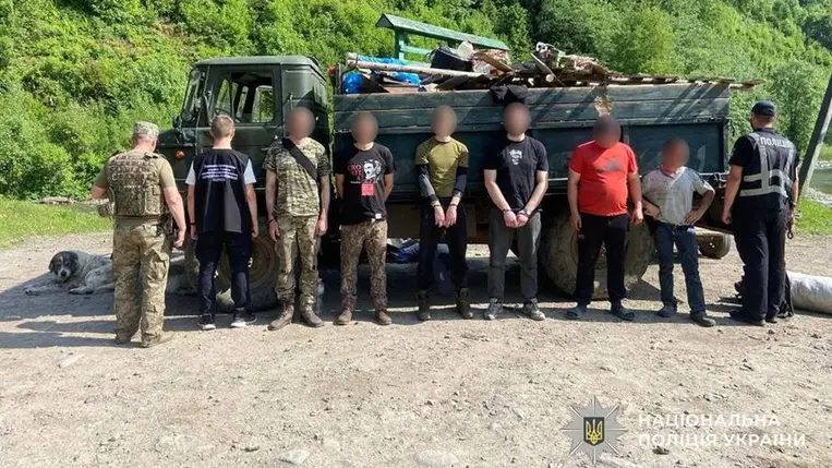 Két férfi teherautóban rejtett el katonaköteles ukránokat, hogy 18 ezer dollárért átcsempéssze őket a határon. Fotó: Ukrán Nemzeti Rendőrség