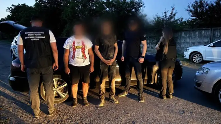 Két kárpátaljai embercsempészt fogtak el, akik 12 ezer dollárért próbáltak katonaköteles férfiakat illegálisan Magyarországra juttatni. Fotó: Ukrán Állami Határőrszolgálat