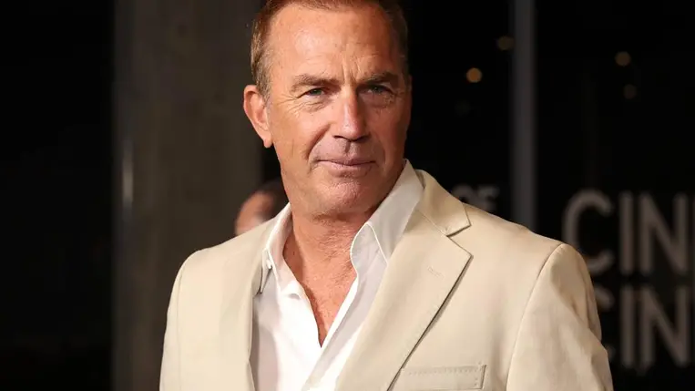 Kevin Costner ezzel a 24 évvel fiatalabb nővel randizik: a szőke Kelly gyönyörű