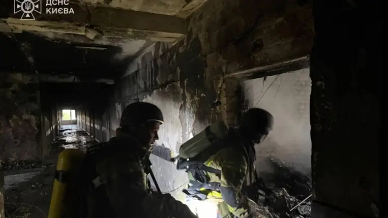 Kijevben az orosz rakéta- és dróntámadásokban legkevesebb négy ember életét vesztette, köztük egy 12 éves kislány is, és mintegy tízen megsérültek.. Fotó: DSZNSZ