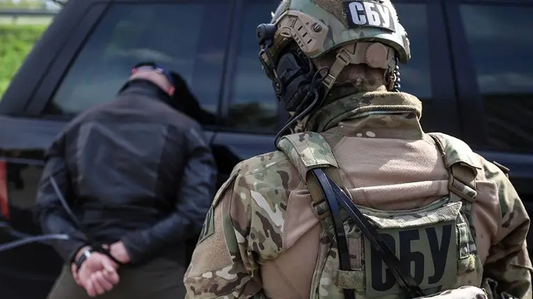  Kijevben egy 19 éves, orosz hírszerzés által beszervezett férfi fel akart robbantani egy ukrán katonát, akit egy társkeresőn csalt csapdába. Fotó: ssu.gov.ua