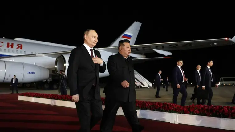 Kim Dzsongun elsőszámú észak-koreai vezető Vlagyimir Putyin orosz elnököt fogadja a phenjani nemzetközi repülőtéren 2024. június 18-án. (Fotó: MTI/EPA/Szputnyik/Orosz elnöki sajtószolgálat/Gavriil Grigorov)