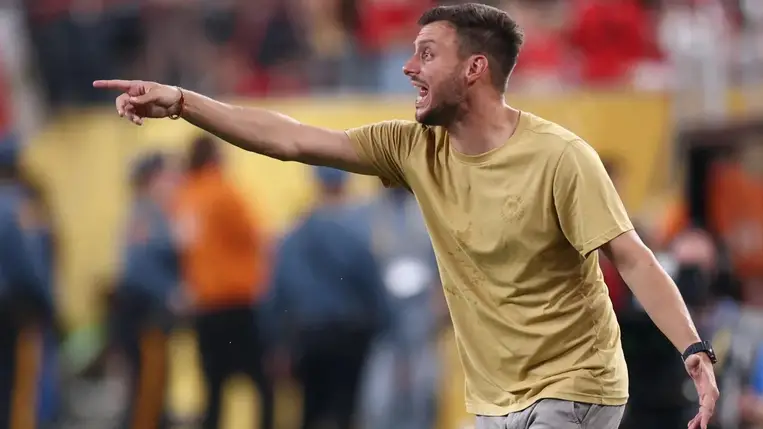 Kirúgták a klubvébén leszereplő BL-győztes csapat edzőjét