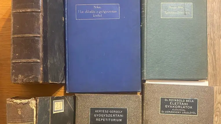 Egy 32 éves kárpátaljai férfi olyan könyveket próbált Romániába szállítani, amelyek kulturális értéket képviselhetnek. Fotó: Ukrán Állami Határőrszolgálat
