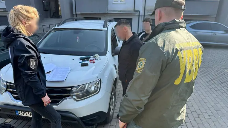 Korrupciós botrány a Csapi Határőrségnél: 5000 dollárért segített volna illegális határátlépésben egy katona. Elfogták, vádat emeltek ellene. Fotó: Ukrán Állami Határőrszolgálat